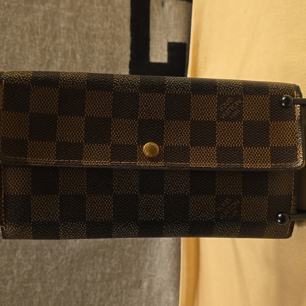 Louis Vuitton wallet in iconic Damier Ebene coated canvas with gold hardware - Picture 3 of 12